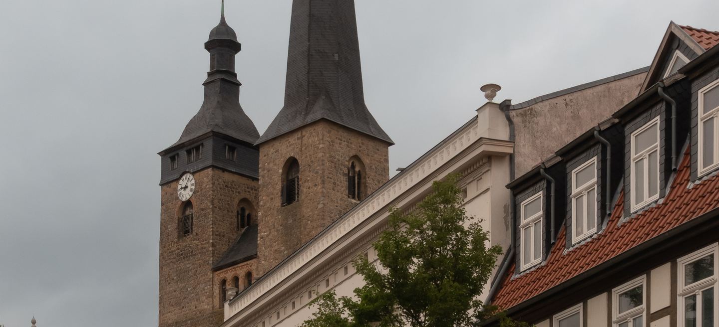 Die beiden Türme der Oberkirche Unser Lieben Frauen in Burg überragen die Traufe der Straßenhäuser; links ein Uhrturm mit Schweifhaube.
