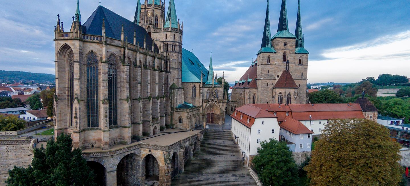 Luftbild von Erfurter Dom und Severikirche auf dem Domberg mit den grünen Turmhelmen, dem hohen Chor und der breiten Domtreppe.