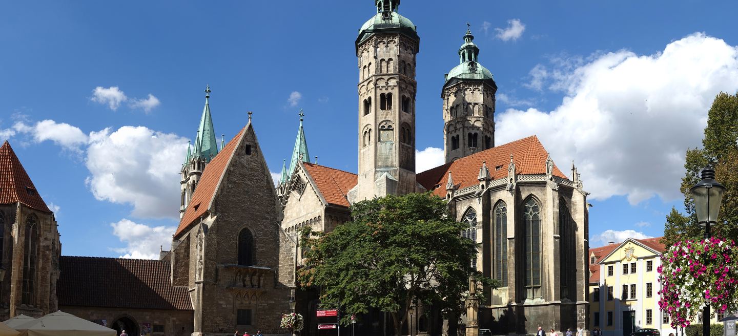 Der Naumburger Dom von Osten, mit Türmen, Chorbau und den Dächern der Altstadt davor.
