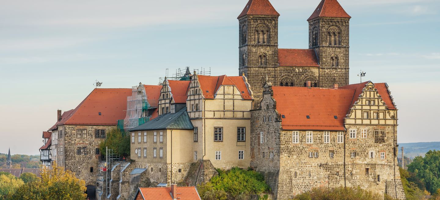 Der Quedlinburger Schlossberg mit der romanischen Stiftskirche und den Fachwerkhäusern der Altstadt darunter.